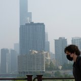 Le ciel est gris à Chicago pour le deuxième jour consécutif.